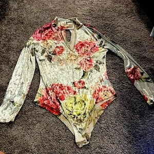 Body suit velvety material with floral pattern🌸🌺